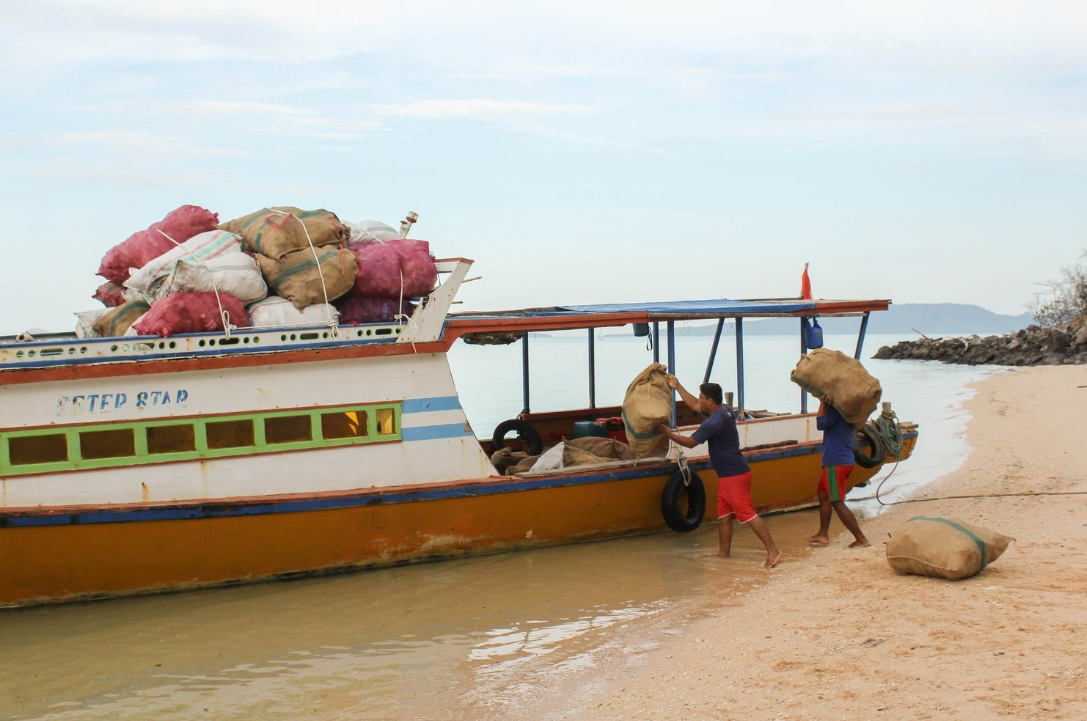 Hoe INIKA Organic samenwerkt met CleanHub om plastic afval te bestrijden